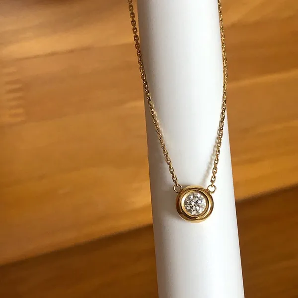 Gold_Classic_Round_Pendants_For_Women